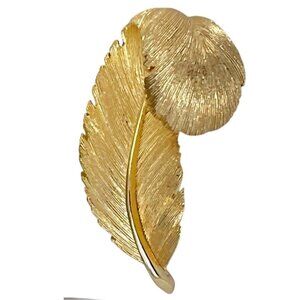 Lisner Vintage Gold-Tone Leaf Brooch Pin Textured Details 2'' Collectible Retro